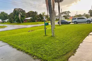 637 SE Thornhill Dr, Port Saint Lucie, FL 34983 - Photo 2