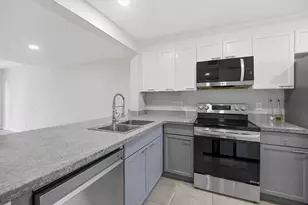 642 NE 195th St, Miami, FL 33179 - Photo 4