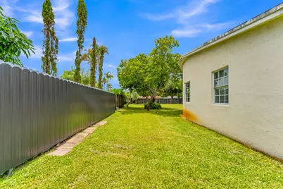 8880 NW 7th Street, Pembroke Pines, FL 33024 - Photo 40