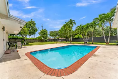 8880 NW 7th Street, Pembroke Pines, FL 33024 - Photo 36