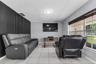 8880 NW 7th St, Pembroke Pines, FL 33024 - Photo 16
