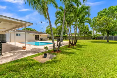 8880 NW 7th Street, Pembroke Pines, FL 33024 - Photo 4