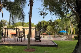 1041 NW 124th Ave, Pembroke Pines, FL 33026 - Photo 22