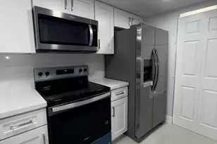 1041 NW 124th Ave, Pembroke Pines, FL 33026 - Photo 4