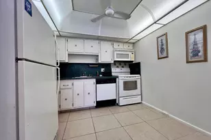 213 Wellington L, West Palm Beach, FL 33417 - Photo 2