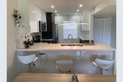 565 Oaks Lane #305, Pompano Beach, FL 33069 - Photo 2