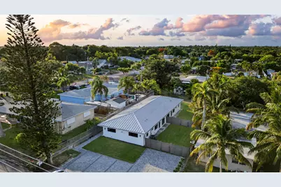 303 De Carie Street #303, Delray Beach, FL 33444 - Photo 2