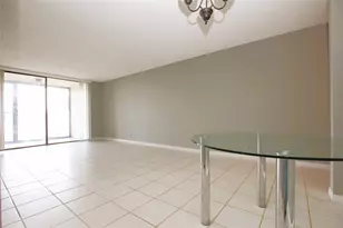 217 Lake Pointe Dr, Oakland Park, FL 33309 - Photo 14