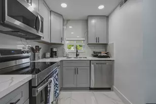 9823 S Hollybrook Lake Dr, Pembroke Pines, FL 33025 - Photo 10