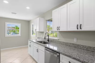 581 SE Crescent Avenue, Port Saint Lucie, FL 34984 - Photo 12