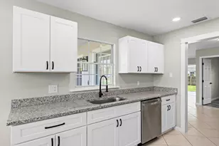 581 SE Crescent Ave, Port Saint Lucie, FL 34984 - Photo 10