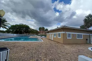 10036 Twin Lakes Dr, Coral Springs, FL 33071 - Photo 2