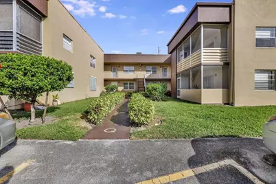 802 Burgundy Q, Delray Beach, FL 33484 - Photo 4