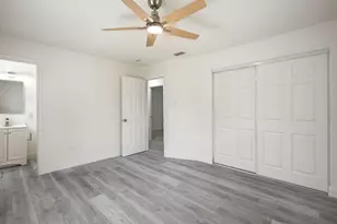911 SE Dolphin Dr, Stuart, FL 34996 - Photo 22
