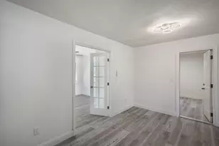 911 SE Dolphin Dr, Stuart, FL 34996 - Photo 14
