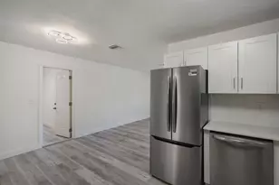 911 SE Dolphin Dr, Stuart, FL 34996 - Photo 12