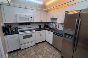 3800 Oaks Clubhouse Dr, Pompano Beach, FL 33069 - Photo 6