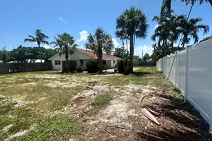 201 NE 30th St, Boca Raton, FL 33431 - Photo 1