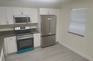 302 Lakeview Dr E, Royal Palm Beach, FL 33411 - Photo 2