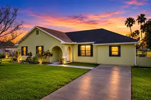 1462 SE North Balcourt Ct SE, Port Saint Lucie, FL 34952 - Photo 2