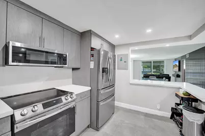 9410 N Hollybrook Lake Drive, Pembroke Pines, FL 33025 - Photo 4