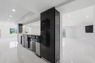 877 NE 195th St, Miami, FL 33179 - Photo 36