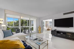 3930 Oaks Clubhouse Dr, Pompano Beach, FL 33069 - Photo 6