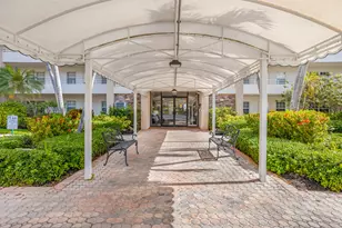 3930 Oaks Clubhouse Dr, Pompano Beach, FL 33069 - Photo 4