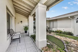 910 NE 205th St, Miami, FL 33179 - Photo 4