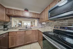7650 Tahiti Ln, Lake Worth, FL 33467 - Photo 10