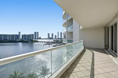 7000 W Island Boulevard #907, Aventura, FL 33160 - Photo 4