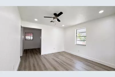 528 E Lakewood Road #B, West Palm Beach, FL 33405 - Photo 4