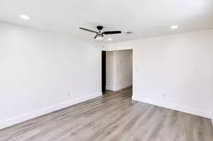 528 E Lakewood Rd, West Palm Beach, FL 33405 - Photo 2