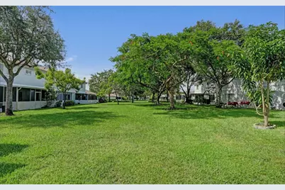 552 NW 208th Terrace, Pembroke Pines, FL 33029 - Photo 16