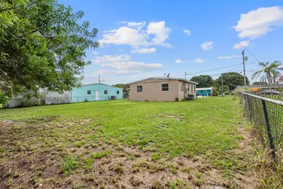 1810 N 16th Court, Fort Pierce, FL 34950 - Photo 2