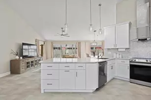 237 Moccasin Trail W, Jupiter, FL 33458 - Photo 6