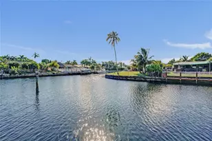 949 SE 10th Ct, Pompano Beach, FL 33060 - Photo 2