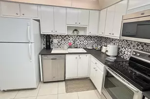 605 Oaks Dr, Pompano Beach, FL 33069 - Photo 2