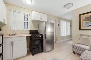 309 SW 7th Ct, Hallandale Beach, FL 33009 - Photo 26