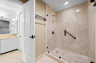8211 NW 70th St, Tamarac, FL 33321 - Photo 20