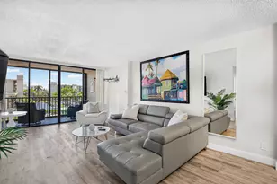4 Royal Palm Way, Boca Raton, FL 33432 - Photo 2