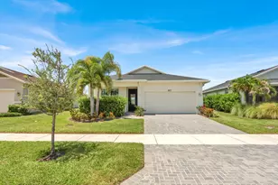 977 SE Crosswood Wy, Port Saint Lucie, FL 34984 - Photo 2