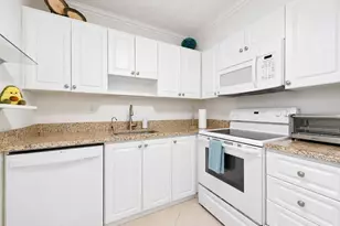 21 Flanders A, Delray Beach, FL 33484 - Photo 8
