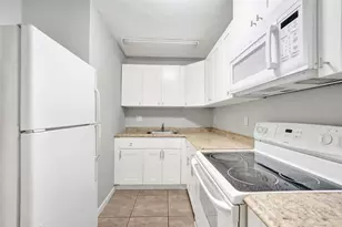 555 SE 8th St, Deerfield Beach, FL 33441 - Photo 14