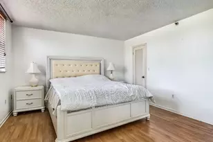 900 NE 195th St, Miami, FL 33179 - Photo 16