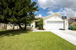 35 Cedar Cir, Boynton Beach, FL 33436 - Photo 2