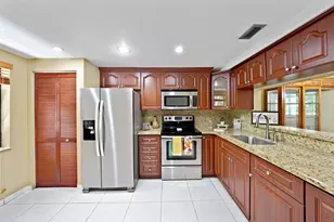 901 Colony Point Cir, Pembroke Pines, FL 33026 - Photo 4
