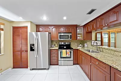 901 Colony Point Circle #207, Pembroke Pines, FL 33026 - Photo 4