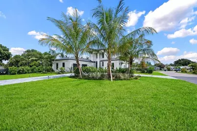 325 W Riverside Drive, Jupiter, FL 33469 - Photo 2