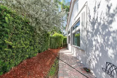 1081 Bel Aire Drive E, Pembroke Pines, FL 33027 - Photo 24
